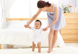 南寧月嫂公司：生了孩子請(qǐng)?jiān)律┻€是請(qǐng)婆婆來照顧，這四點(diǎn)是關(guān)鍵！